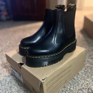 NWT DOCTOR MARTENS SMOOTH LEATHER PLATFORM CHELSEA BOOTS SIZE 8